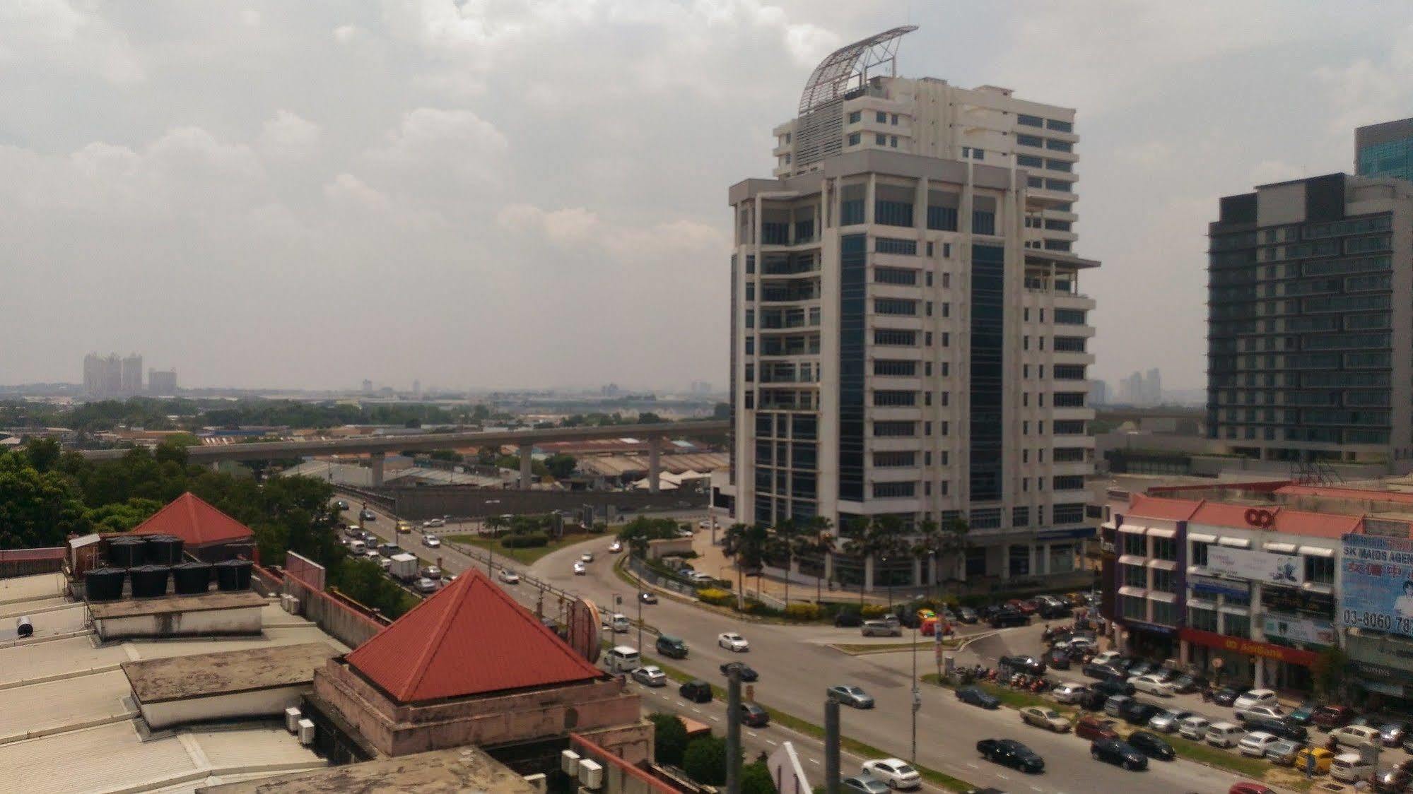 Hotel Sri Puchong Sdn Bhd Bagian luar foto